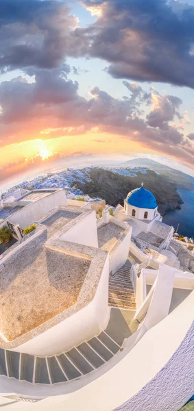 Staré město Thira na ostrově Santorini, slavné církve proti barevný západ slunce v Řecku — Stock fotografie