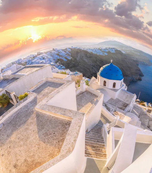 Ciudad Vieja de Thira en la isla Santorini, famosa iglesia contra el colorido atardecer en Grecia —  Fotos de Stock