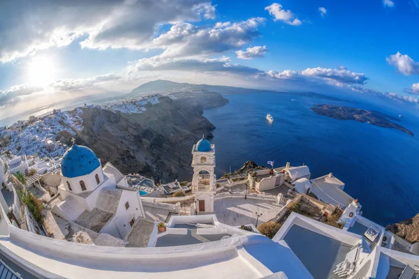 Ciudad Vieja de Thira en la isla Santorini, famosa iglesia contra el colorido atardecer en Grecia — Foto de Stock