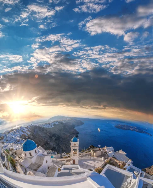 Ciudad Vieja de Thira en la isla Santorini, famosa iglesia contra el colorido atardecer en Grecia — Foto de Stock