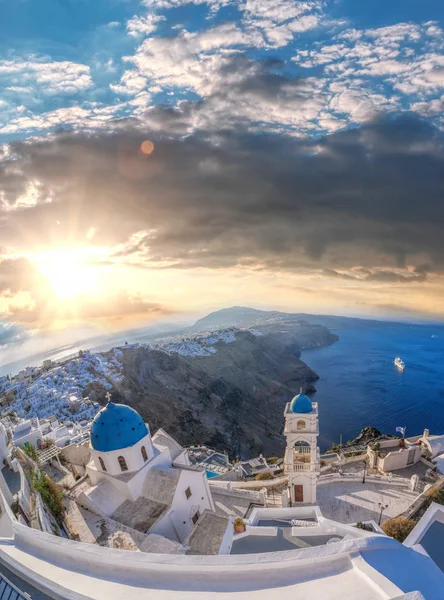 Ciudad Vieja de Thira en la isla Santorini, famosa iglesia contra el colorido atardecer en Grecia —  Fotos de Stock