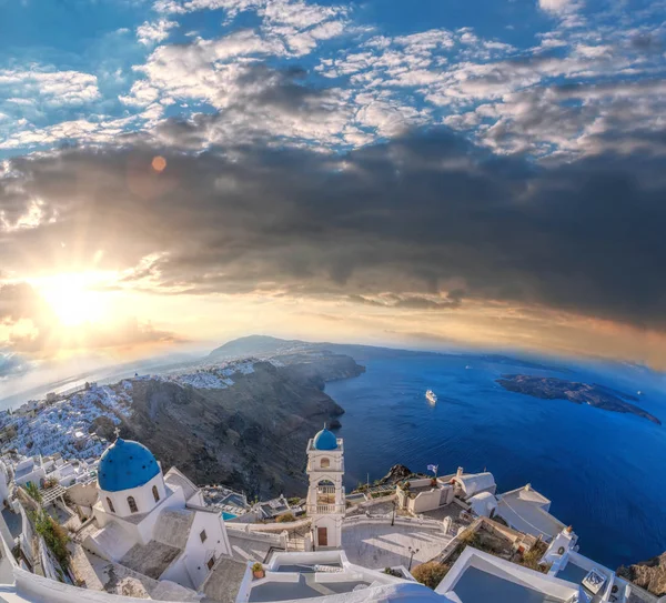 Gamla staden Thira på den ön Santorini, berömda kyrkan mot färgsprakande solnedgång i Grekland — Stockfoto