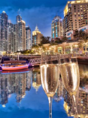 Birleşik Arap Emirlikleri Dubai Yat Limanı karşı şampanya ile kızartma