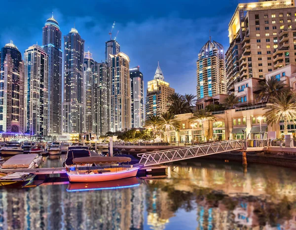 Noche en Dubai Marina, Dubai, Emiratos Árabes Unidos — Foto de Stock