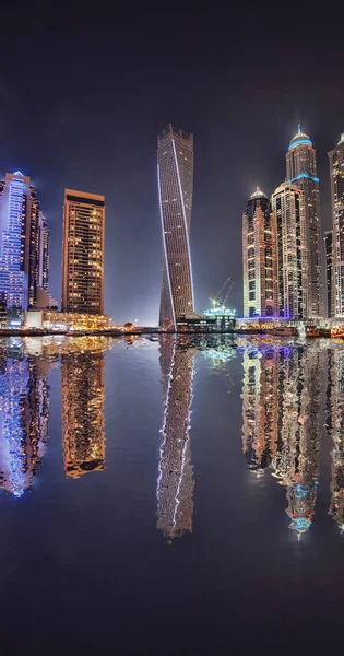 Abend in dubai marina, dubai, vereinigte arabische emirate — Stockfoto