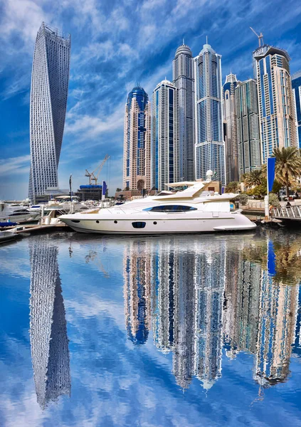 Dubai Marina com barcos em Dubai, Emirados Árabes Unidos, Oriente Médio — Fotografia de Stock