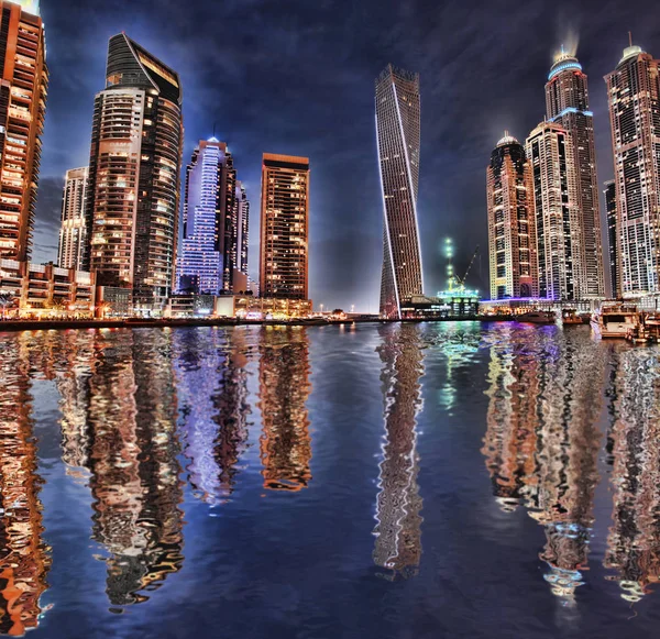 Noche en Dubai Marina, Dubai, Emiratos Árabes Unidos — Foto de Stock
