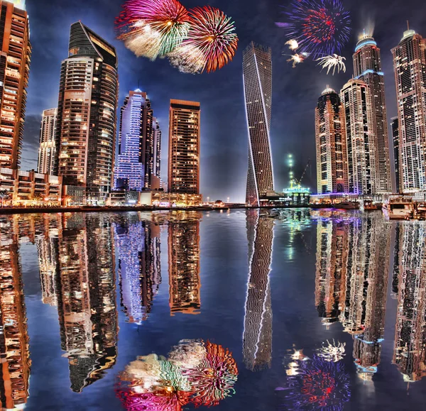 Silvesterfeuerwerk in Dubai Marina, uae — Stockfoto