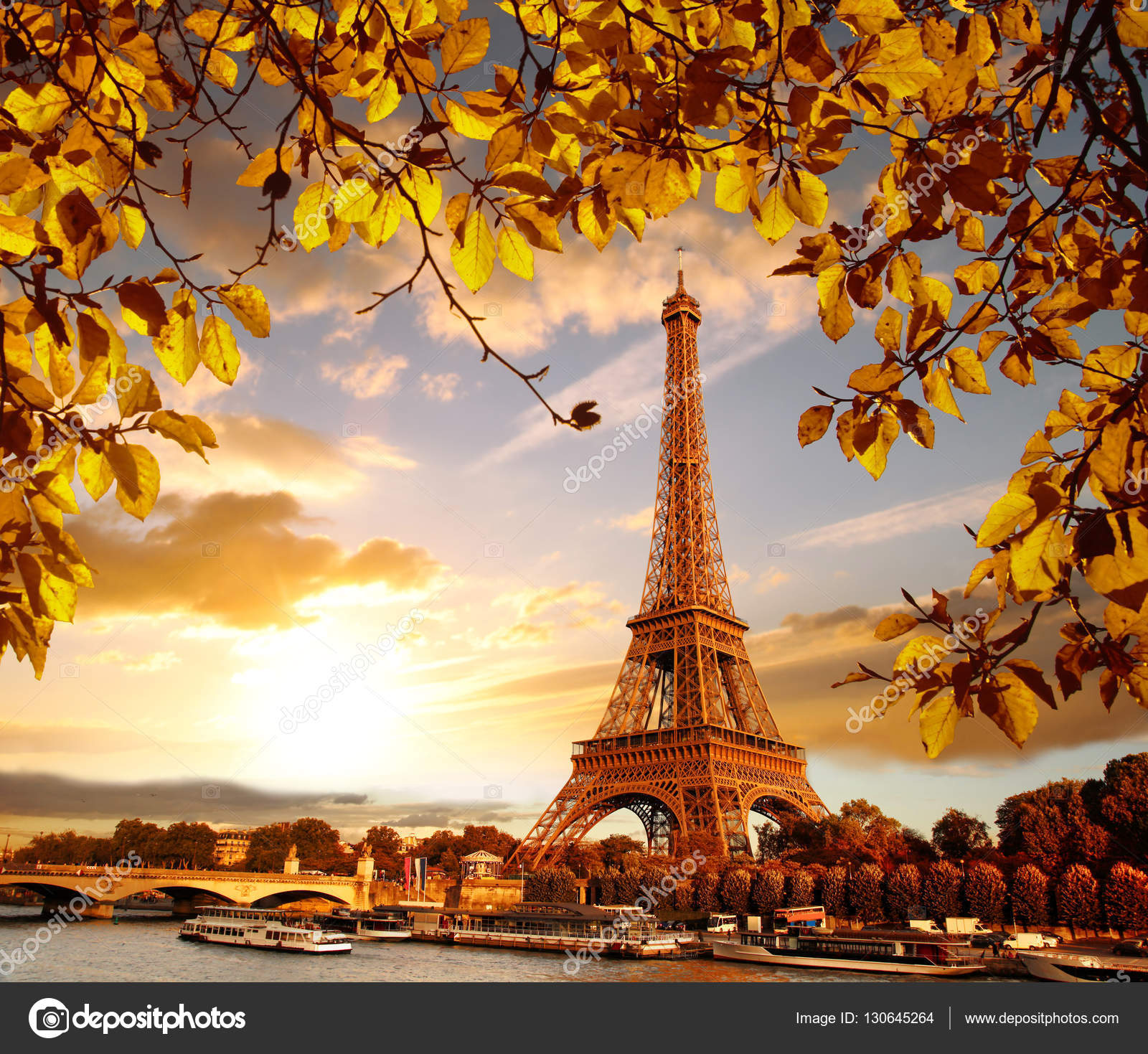 Eiffeltoren met herfst bladeren in Parijs, Frankrijk — Stockfoto Eiffeltoren met herfst bladeren in Parijs, Frankrijk — Stockfoto