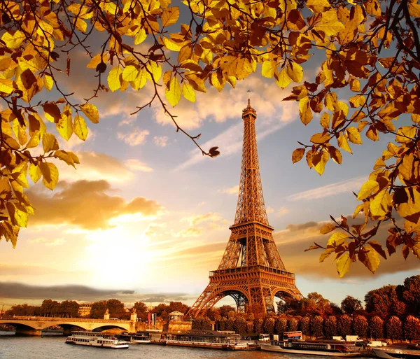 Torre Eiffel con hojas de otoño en París, Francia — Foto de Stock