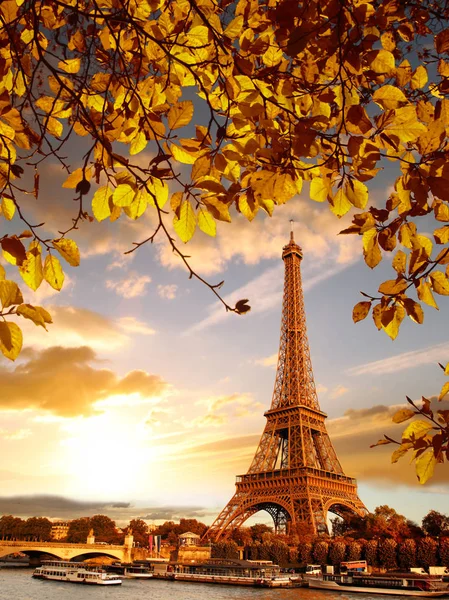 Eiffelova věž s podzimními listy v Paříži, Francie — Stock fotografie