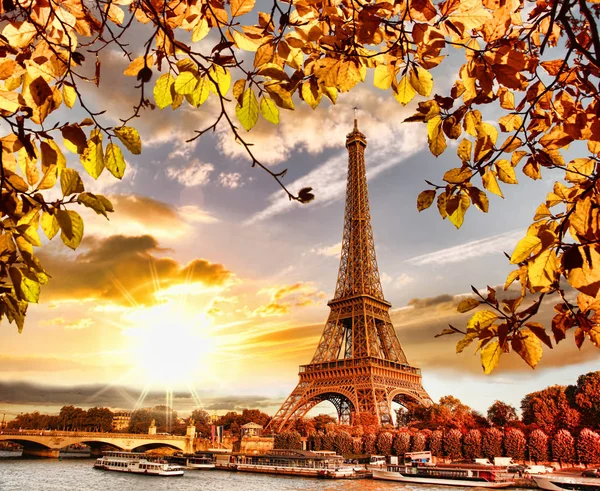 Tour Eiffel avec feuilles d'automne à Paris, France — Photo