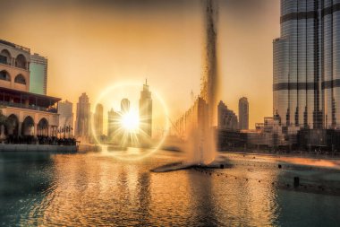 Dubai lagün karşı günbatımı UAE çeşme ile