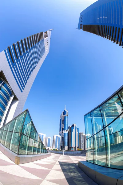 Arquitetura futurista em Dubai, Torres Emiradas, Emirados Árabes Unidos — Fotografia de Stock