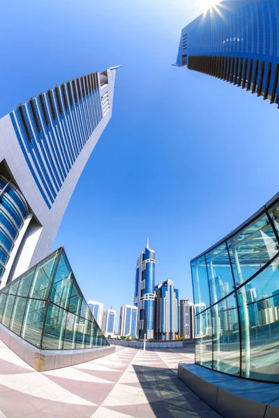 Arquitetura futurista em Dubai, Torres Emiradas, Emirados Árabes Unidos — Fotografia de Stock