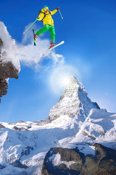 Skifahrer springt in der Schweiz gegen Matterhorngipfel. — Stockfoto