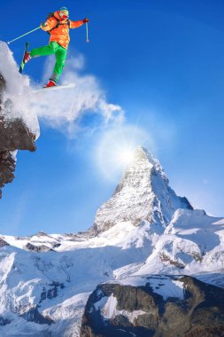 Matterhorn tepe İsviçre karşı atlama kayakçı.