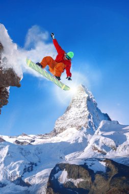 Matterhorn tepe İsviçre karşı atlama snowboarder