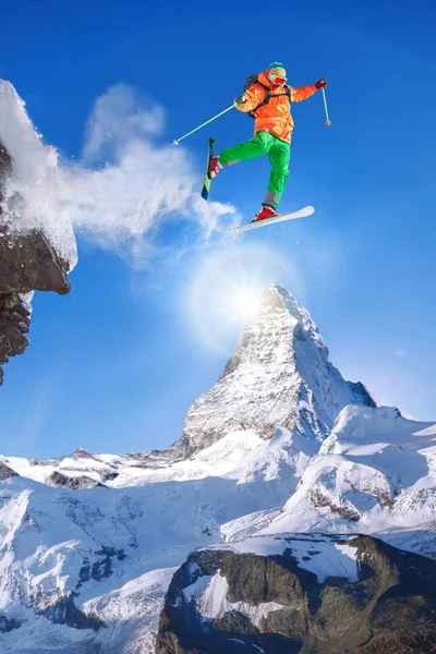 Skifahrer springt in der Schweiz gegen Matterhorngipfel. — Stockfoto