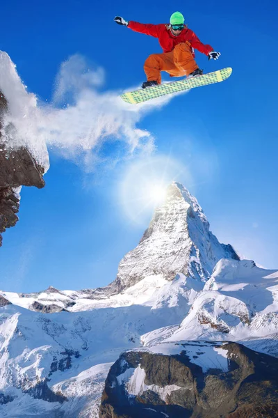 Snowboarder saltando contra Matterhorn pico na Suíça — Fotografia de Stock