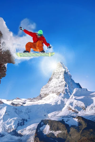Matterhorn tepe İsviçre karşı atlama snowboarder — Stok fotoğraf