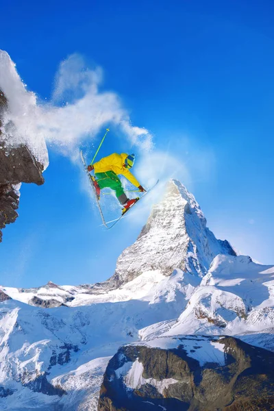 Salto de esquiador contra o pico de Matterhorn na Suíça . — Fotografia de Stock