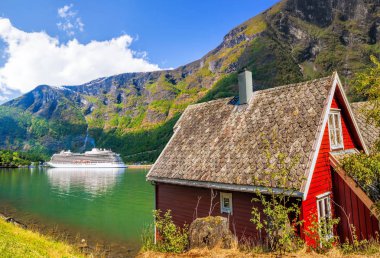 Fjord, Flam, Norveç gemisi karşı kırmızı yazlık