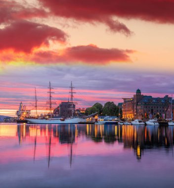 Bergen limanı ile Norveç, Unesco Dünya Mirası'renkli günbatımı karşı tekneler