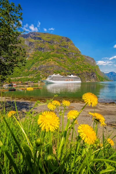 Navio de cruzeiro no porto de Flam famoso, Noruega . — Fotografia de Stock
