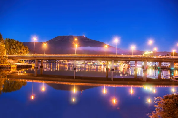 Bergen, Norveç'te Mount Ulriken karşı gece köprü — Stok fotoğraf