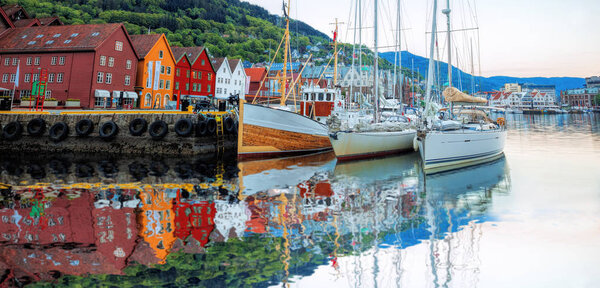 Улица Бриггена с лодками в Мбаппе, объект Всемирного наследия ЮНЕСКО, Норвегия
