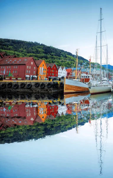 Bryggen ulice s lodí v Bergenu, světového dědictví UNESCO, Norsko — Stock fotografie