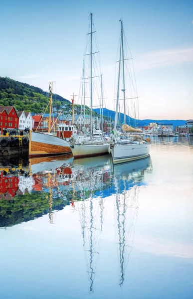 Bryggen ulice s lodí v Bergenu, světového dědictví UNESCO, Norsko — Stock fotografie