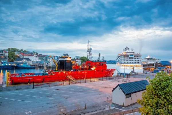 Famoso puerto de Bergen con barcos en Noruega, Patrimonio de la Humanidad por la UNESCO —  Fotos de Stock