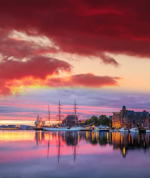 Bergener Hafen mit Booten gegen bunten Sonnenuntergang in Norwegen, Unesco-Weltkulturerbe — Stockfoto