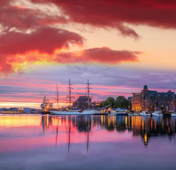 Bergens hamn med båtar mot färgsprakande solnedgång i Norge, världsarv — Stockfoto