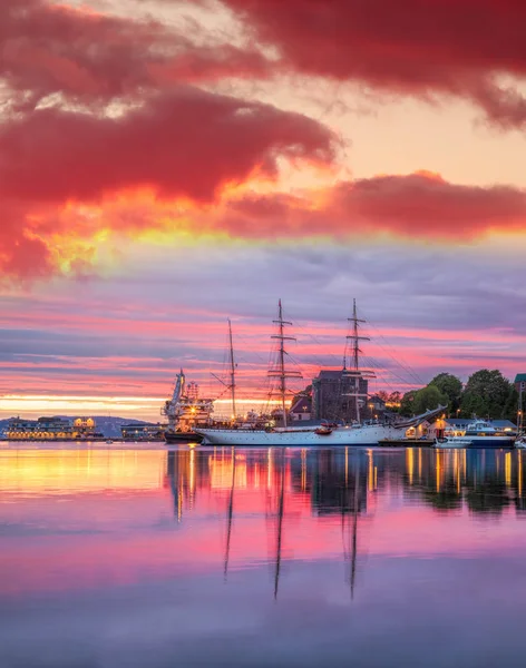 Bergen porto com barcos contra o pôr do sol colorido na Noruega, Património Mundial da UNESCO — Fotografia de Stock