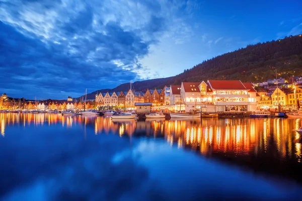 Bergen street v noci s čluny v Norsku, světového dědictví UNESCO — Stock fotografie