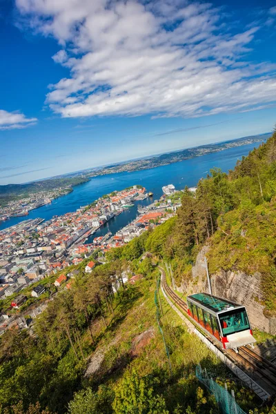 Vue de la ville de Bergen avec ascenseur en Norvège — Photo
