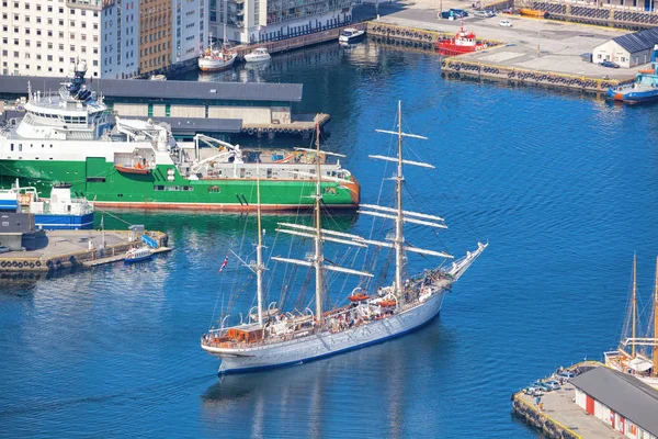 Beroemde Bergen haven met boten in Noorwegen, Unesco World Heritage Site — Stockfoto