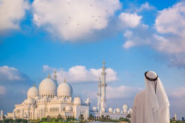 Sheikh Zayed Ulu Camii Abu Dabi, Birleşik Arap Emirlikleri izleyen Arap adamım