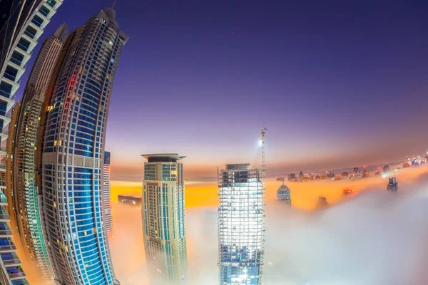 Dubai Marina è coperta dalla nebbia mattutina a Dubai, Emirati Arabi Uniti — Foto Stock