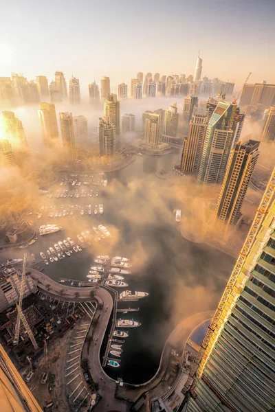 Dubai marina ist bedeckt vom morgendlichen Nebel in dubai, vereinigte arabische emirate — Stockfoto