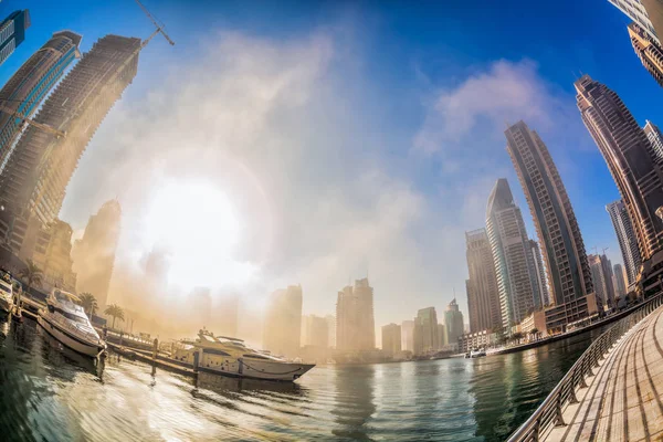 Dubai marina ist bedeckt vom morgendlichen Nebel in dubai, vereinigte arabische emirate — Stockfoto