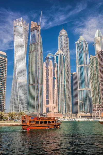 Dubai Marina con barco en Dubai, Emiratos Árabes Unidos — Foto de Stock