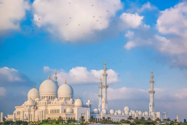 Sheikh Zayed Grand Mosque with birds, Abu-Dhabi, United Arab Emirates — Stock Photo, Image