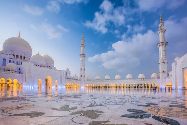 Velká mešita šejka Zayeda v Abú Dhabí, Spojené arabské emiráty — Stock fotografie