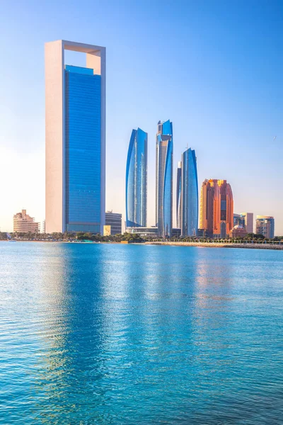 Wolkenkratzer am Abend, abu dhabi, vereinigte arabische Emirate — Stockfoto