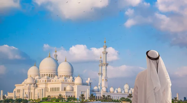 Arabian man watching Sheikh Zayed Grand Mosque in Abu-Dhabi, United Arab Emirates — Stock Photo, Image