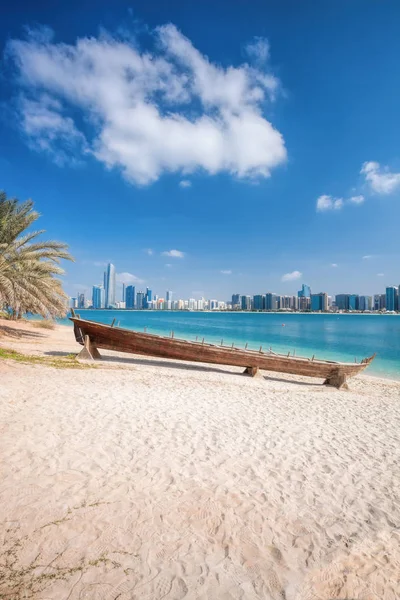 Stadt abu dhabi mit Holzbooten in vereinigten arabischen Emiraten — Stockfoto